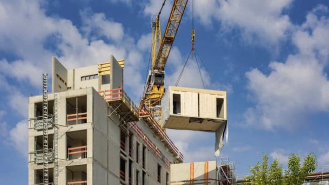 Mit der Stahltür „Teckentrup 62“ steht hier nun für die Durchgänge ein zugelassener Feuerschutzabschluss in ein- oder zweiflügeliger Bauart zur Verfügung. © iStockphoto / JARAMA