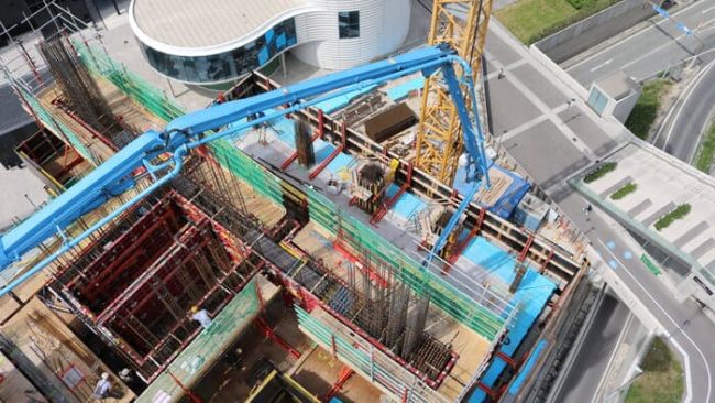 Der Verteilermast klettert mit der Kletterschalung des Gebäudekerns mit. © Rohrdorfer Unternehmensgruppe