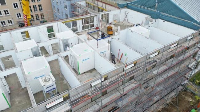 Exaktes Platzieren eines Badmoduls. Die Badmodule werden anschließend nur noch verschraubt und an die Haustechnik angeschlossen. © Dennert