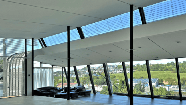 Innenansicht auf das neu errichtete Erweiterungsgebäude von Renz Solutions mit innovativer energieeffizienter Lüftungstechnologie. © Renz Solutions