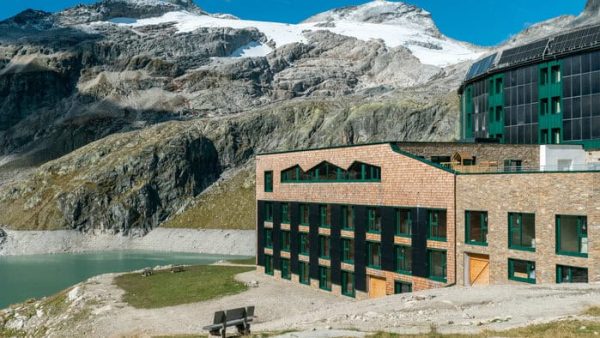 Der Erweiterungsbau wurde architektonisch geschickt in die Landschaft integriert. © fotoschmiede.tirol
