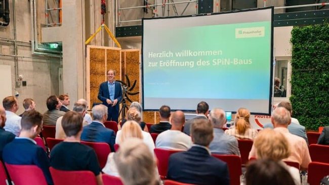 Die Fachveranstaltung im LIFT (Labor für Integrale Fassadentechnologie) stieß auf großes Interesse bei Vertreterinnen und Vertretern aus Wissenschaft