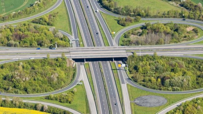 Allein 4.000 Brücken stark belasteter Autobahnen müssen dringend saniert werden. © Christian Schwier - stock.adobe.com
