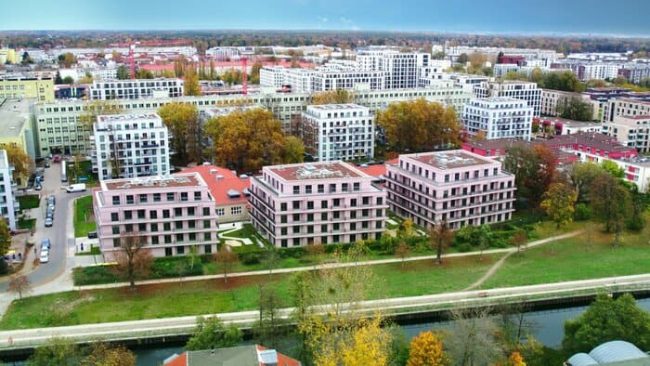 Neuer Wohnraum auf ehemaligem Industrieareal: Von Ein-Zimmer-Wohnungen über Townhouses bis hin zu Co-Living-Apartments – im fertigen Havelufer Quartier leben bis zu 4.000 Menschen. © Drees & Sommer