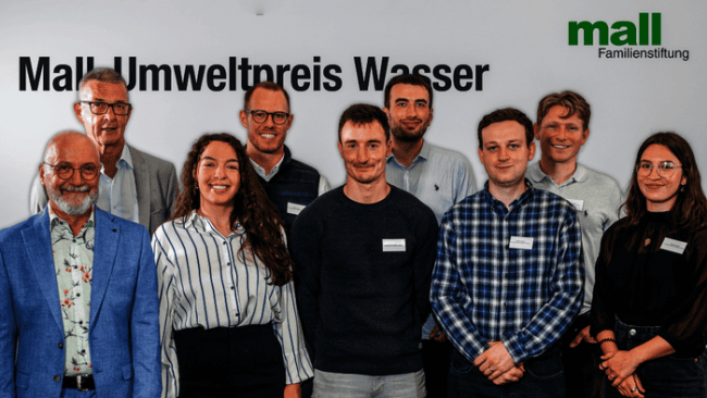 Nach 2023 und 2024 wurde der Mall-Umweltpreis Wasser in diesem Jahr zum dritten Mal vergeben: V.l.n.r. Michael Mall (Stiftungsvorstandsvorsitzender der Roland Mall-Familienstiftung und Mitglied der Jury), Dr. Guido Schmuck (Mitglied des Stiftungsrats und der Jury), Konstantina Papadopoulou, Glenn Rick, Daniel Kick, Dr.-Ing. Emil Bein, Daniel Giebler, Yannick Freisler und Sandra Huber (alle Preisträger)© Mall GmbH