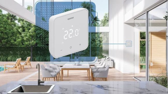 Die neuen Uponor Smatrix Thermostate sind in zwei Versionen erhältlich und können je nach Installationswunsch kabelgebunden (Base) oder kabellos (Wave) installiert werden. © GF Building Flow Solutions