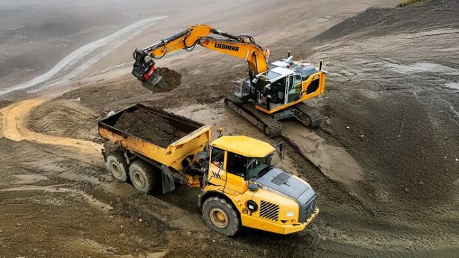 Der autonome Bagger ALICE (Autonomous Large Intelligent Crawler Excavator) des Fraunhofer IOSB belädt bei einem Testeinsatz vollautomatisch einen Muldenkipper. © Fraunhofer IOSB