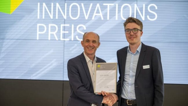 Dr. Harald Braasch (l.), Vorstand Technik der Schöck AG, überreichte Jendrik Heithorn die Preisurkunde. © Eberhard-Schöck-Stiftung