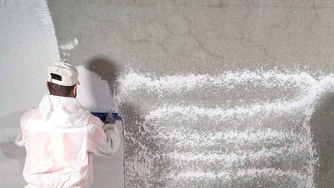 Im Praxistest ließ sich der neue StoPox WB 50 kraftsparend und schnell applizieren. Verglichen mit dem Vorgängerprodukt konnten die Verarbeiter ihre Flächenleistung signifikant erhöhen. © Alexander Jurecka / StoCretec GmbH