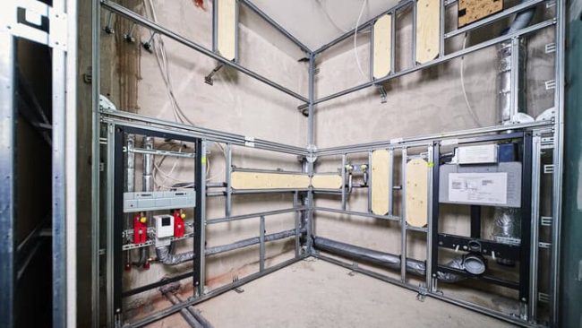 Schneller durch Vorfertigung: Einbau der Module mit Befestigung im Baukörper © Rehau