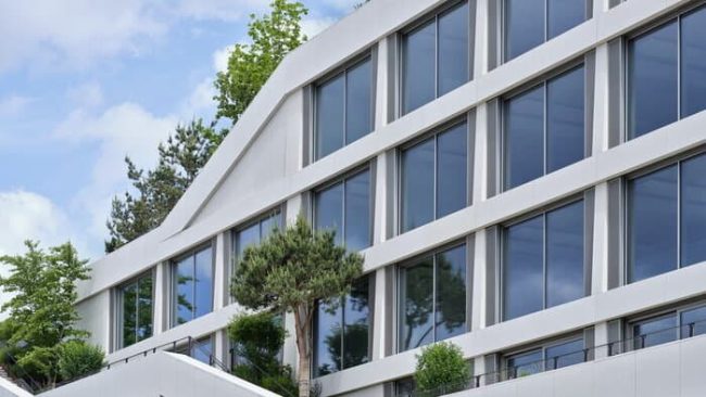 An dem langgezogenen Baukörper sieht der Entwurf der Architekten ein horizontal ausgerichtetes Fassadengefüge vor, das den leicht aufsteigenden Treppenweg betont. © Olaf Rohl/Saint-Gobain Glass