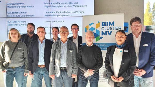 Die Vertreter von acht neuen Gründungsmitgliedern des BIM-Cluster Mecklenburg-Vorpommern unterzeichneten die Gründungsurkunde (v.l.n.r.): Cindy Kaeding, Geschäftsführerin VDI Landesverband Mecklenburg-Vorpommern; Prof. Dr.-Ing. Thomas Willemsen, Hochschule Neubrandenburg; Dipl.-Ing. (FH) Thomas Maync, Bauverband Mecklenburg-Vorpommern; Christoph Vollmer, Ministerium für Inneres, Bau und Digitalisierung Mecklenburg-Vorpommern; Prof. Dr.-Ing. Dieter Glaner Hochschule Wismar; Dr. René Firgt, Direktor des Landesamtes für Straßenbau und Verkehr Mecklenburg-Vorpommern; Architekt Dipl.-Ing. Carsten Nielsen, Vorstandsmitglied Architektenkammer Mecklenburg-Vorpommern; Dr.-Ing. Gesa Haroske, Präsidentin Ingenieurkammer Mecklenburg-Vorpommern mit Dipl.-Ing. Stefan Ulbrich, Vorsitzender des Ausschusses Digitalisierung/BIM der Ingenieurkammer M-V. © Manuela Kuhlmann/IKMV