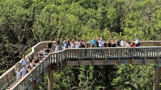 Rund 200 Schülerinnen und Schüler aus verschiedenen weiterführenden hessischen Schulen sind der Ingenieurkammer Hessen auf den Baumwipfelweg gefolgt. © IngKH