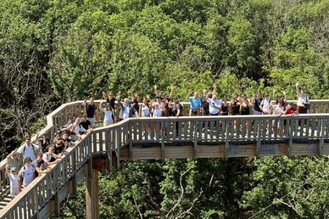 Rund 200 Schülerinnen und Schüler aus verschiedenen weiterführenden hessischen Schulen sind der Ingenieurkammer Hessen auf den Baumwipfelweg gefolgt. © IngKH