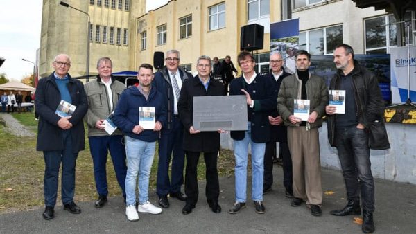 Auszeichnung des Nähmaschinenwerks Wittenberge als Historisches Wahrzeichen der Ingenieurbaukunst (v.l.n.r.): Dr.-Ing. Heinrich Bökamp
