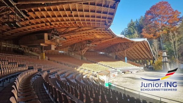 Allgäuer Freilichtbühne Altusried: Einem Fledermausflügel gleich überspannt ihr freitragendes Holzdach eine Tribüne, die 2.500 Zuschauern Platz bietet. © Allgäuer Freilichtbühne Altusried