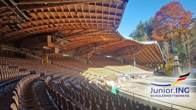 Allgäuer Freilichtbühne Altusried: Einem Fledermausflügel gleich überspannt ihr freitragendes Holzdach eine Tribüne, die 2.500 Zuschauern Platz bietet. © Allgäuer Freilichtbühne Altusried