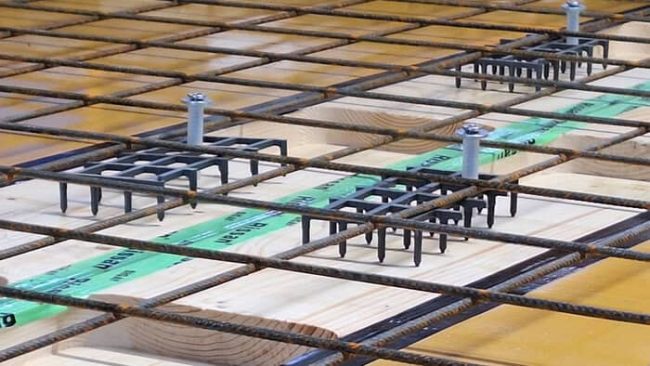 Der REISSER KVB-Verbinder kann bei Holz-Beton-Verbund-Bauteilen sowohl in Rippendecken als auch in flächigen Holzelementen aus Brettsperrholz, Brettschichtholz oder Brettstapel eingesetzt werden. © Brüninghoff Group