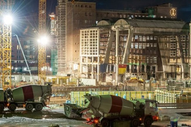 Karte von Europa bei Nacht – der Ausschnitt oben rechts zeigt vergrößert Paris. Zusammengesetzt aus Aufnahmen von der internationalen Raumstation 2014 bis 2020. Sichtbar ist eine deutliche Zunahme der Lichtverschmutzung in städtischen Gebieten und eine Verschiebung in Richtung weißer und blauer Emissionen