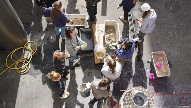 Studierende experimentieren mit Hanf als Baustoff © HFT Stuttgart