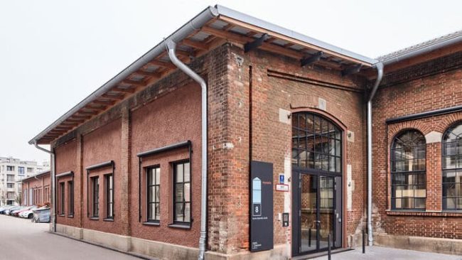 Die Sichtklinker-Fassaden blieben bei der Sanierung ebenso erhalten wie die charakteristischen Industrieverglasungen. © Laura Thiesbrummel