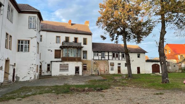 Denkmalschutz ist Klimaschutz: Der Erhalt des Ritterguts Edelhof aus dem 17. Jahrhundert schont Ressourcen. Eine denkmalgerechte energetische Sanierung fördert die Deutsche Bundesstiftung Umwelt (DBU). © Harald Garrecht