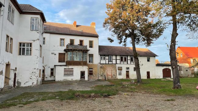 Denkmalschutz ist Klimaschutz: Der Erhalt des Ritterguts Edelhof aus dem 17. Jahrhundert schont Ressourcen. Eine denkmalgerechte energetische Sanierung fördert die Deutsche Bundesstiftung Umwelt (DBU). © Harald Garrecht